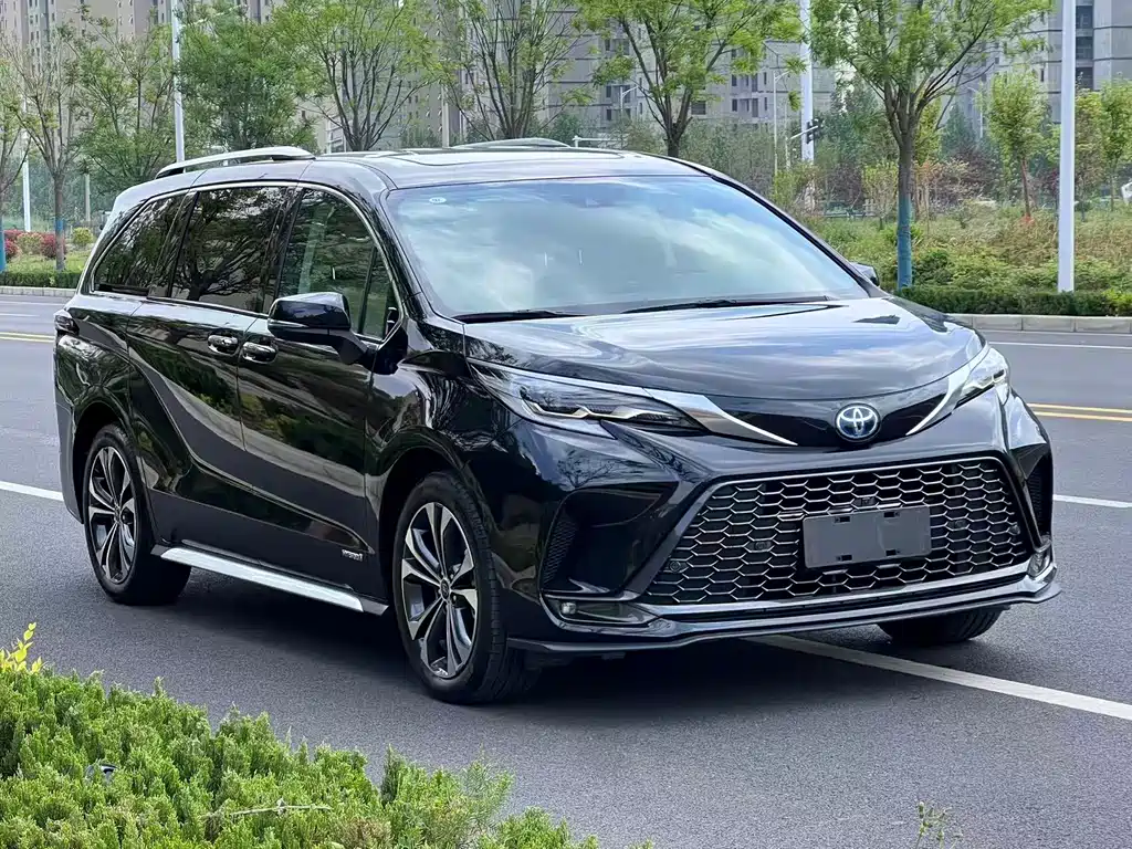 Granvia 2.5 L Hybrid Distinguished PLUS