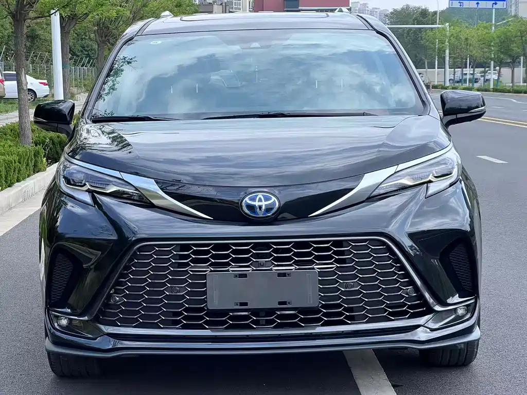 Granvia 2.5 L Hybrid Distinguished PLUS