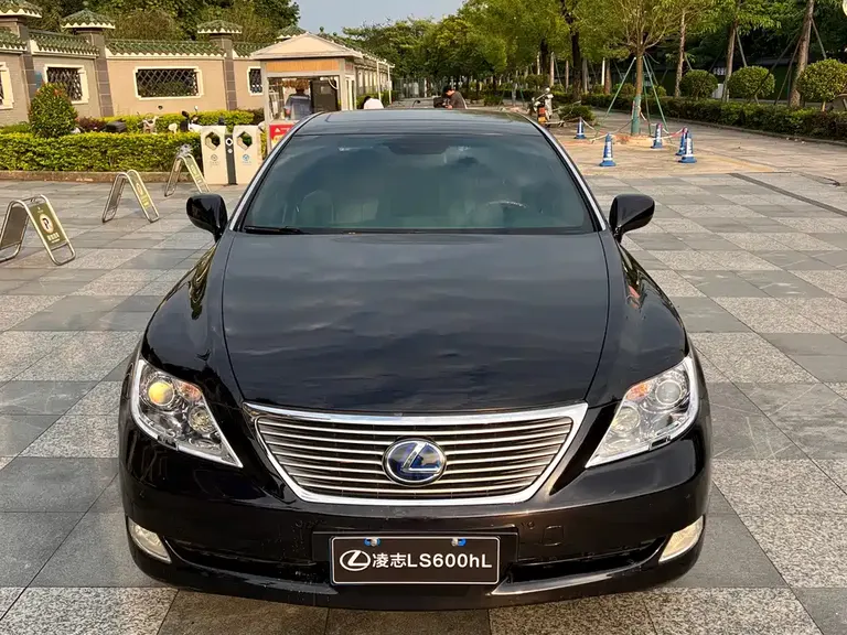 Lexus LS 600 hL Distinguished