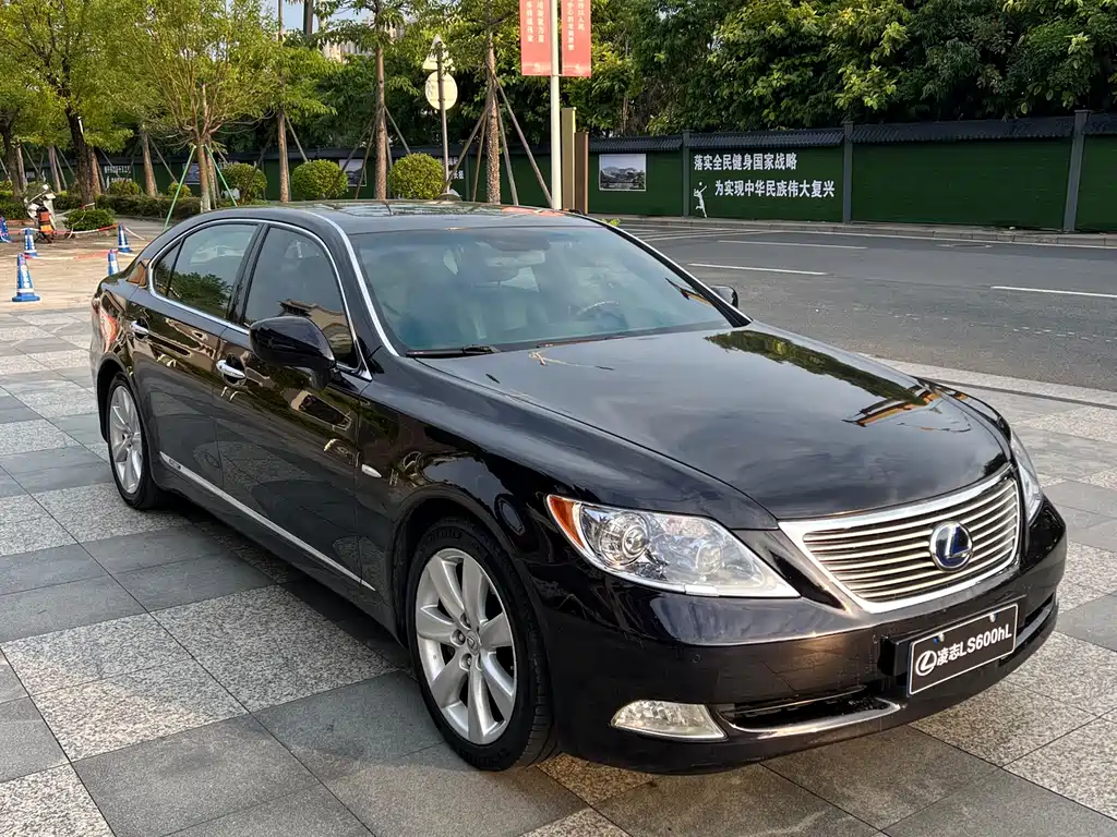 Lexus LS 600 hL Distinguished