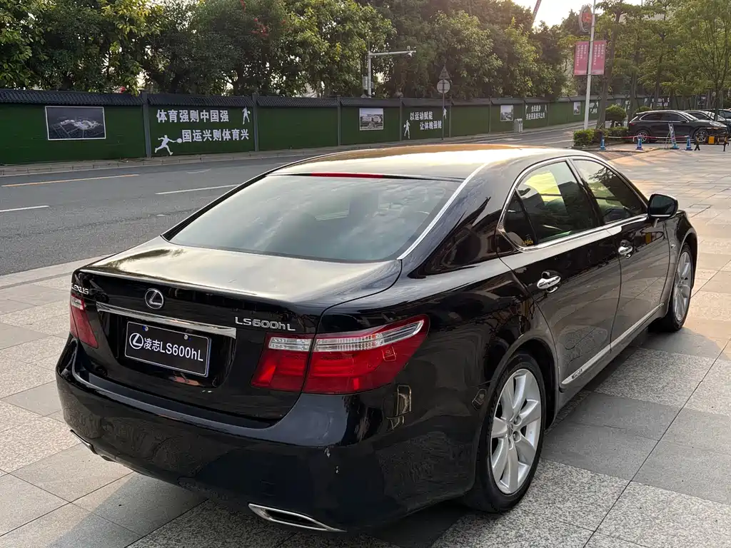 Lexus LS 600 hL Distinguished