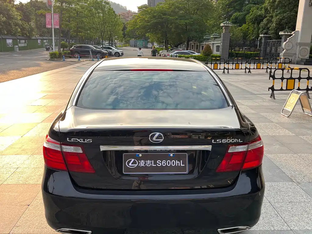 Lexus LS 600 hL Distinguished