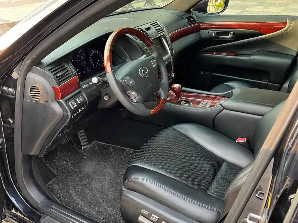Lexus LS 600 hL Distinguished