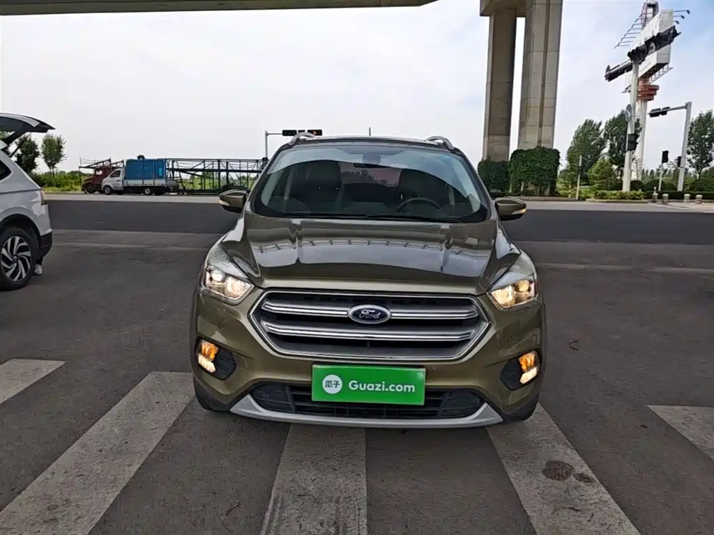 Kuga EcoBoost 180 2 WD Platinum Wing