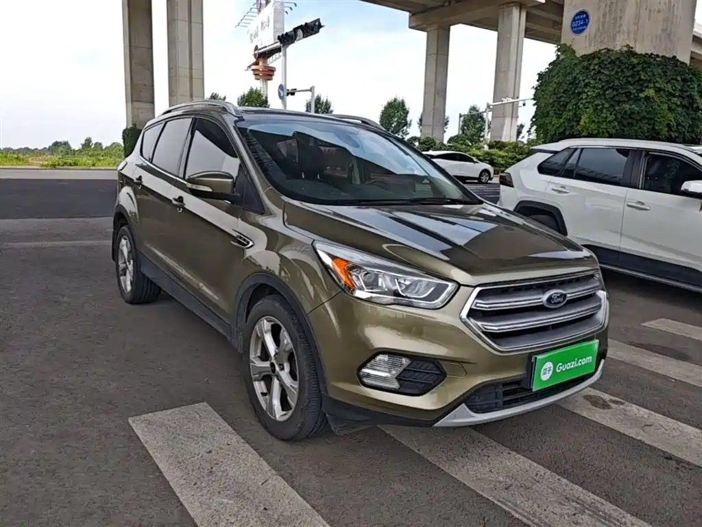 Kuga EcoBoost 180 2 WD Platinum Wing