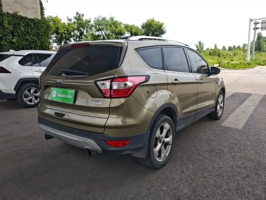 Kuga EcoBoost 180 2 WD Platinum Wing