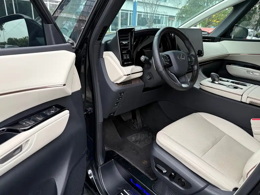 Lexus LM 500 h 6-seat Supreme