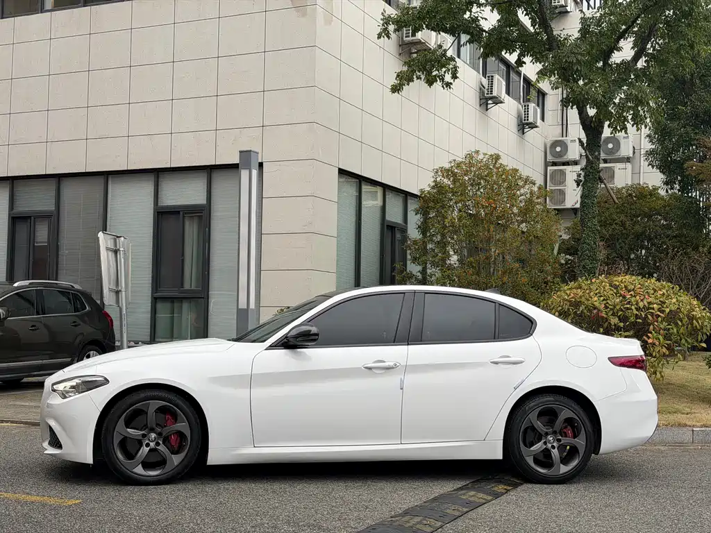 Giulia 2.0 T 280 HP Dark Night Phantom Limited