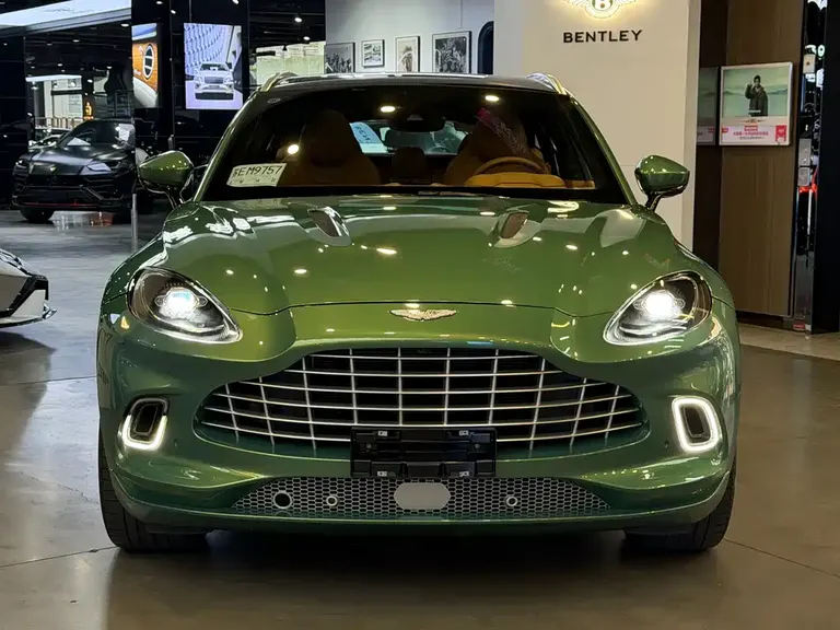 Aston Martin DBX 3.0 T STRAIGHT-SIX