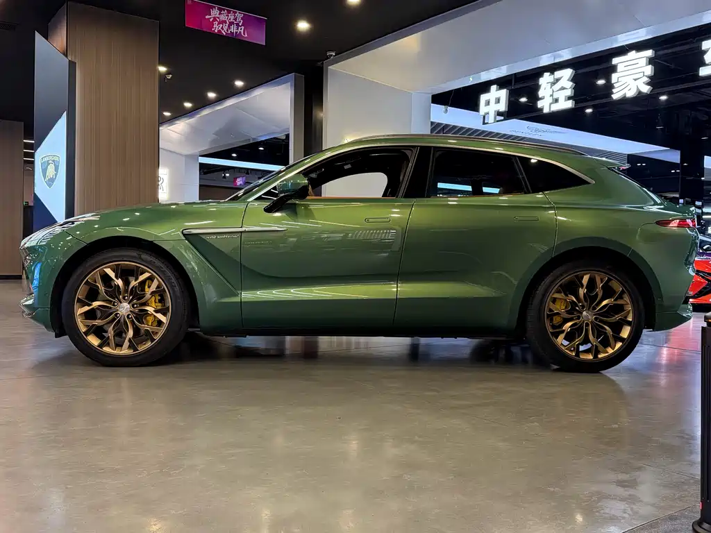 Aston Martin DBX 3.0 T STRAIGHT-SIX