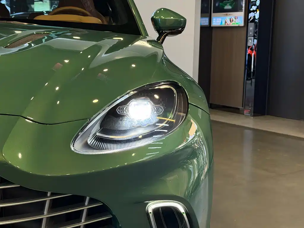 Aston Martin DBX 3.0 T STRAIGHT-SIX