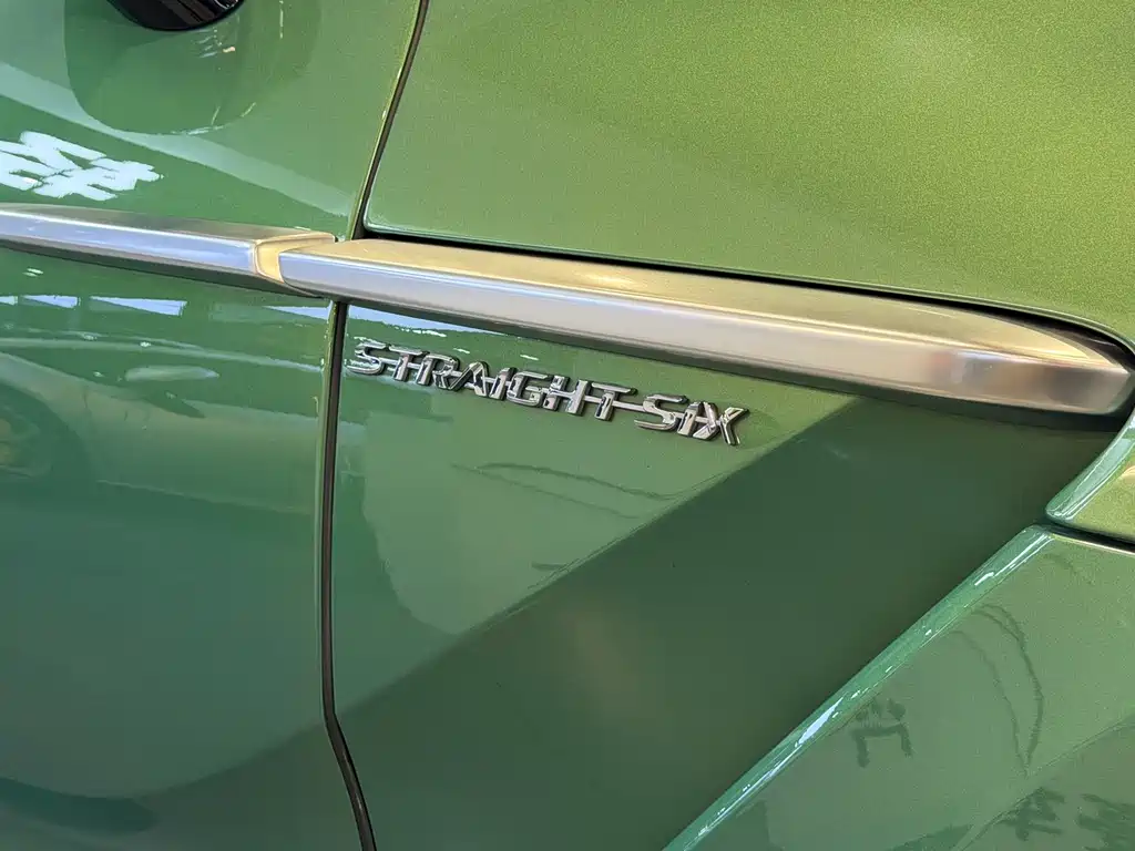 Aston Martin DBX 3.0 T STRAIGHT-SIX