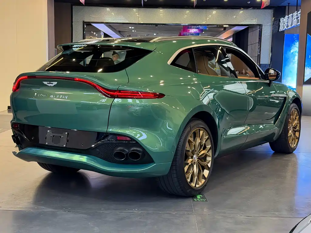 Aston Martin DBX 3.0 T STRAIGHT-SIX