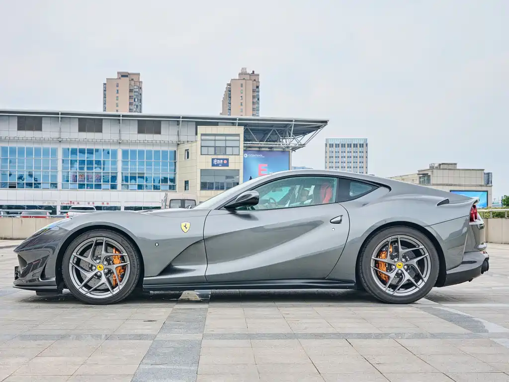 Ferrari 812 6.5 L Superfast