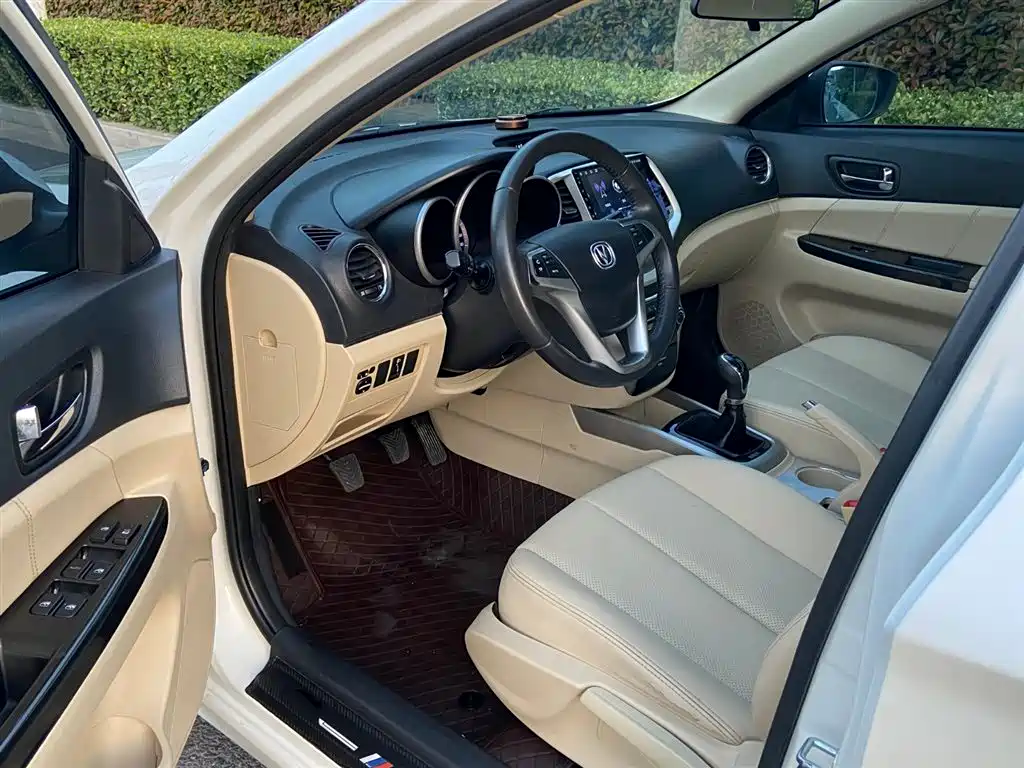 Eado 1.6 L Manual Luxury CN-V