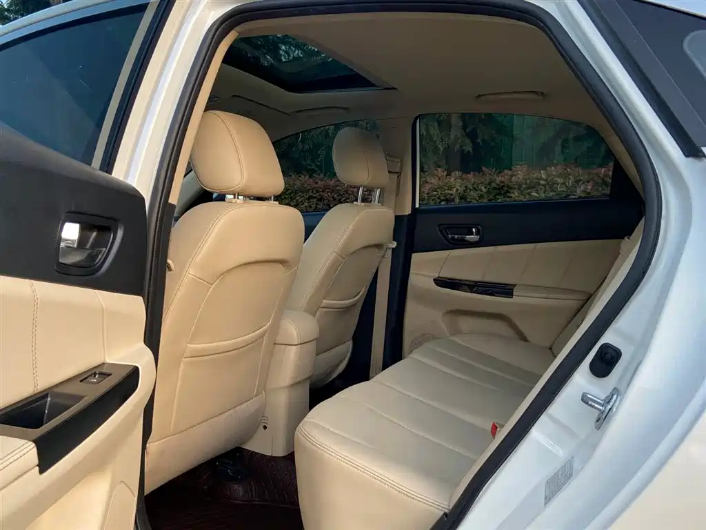 Eado 1.6 L Manual Luxury CN-V