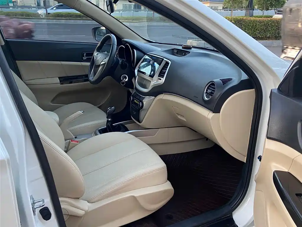 Eado 1.6 L Manual Luxury CN-V