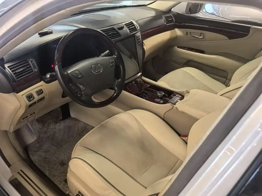 Lexus LS 460