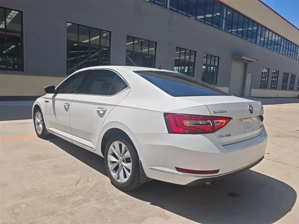 Superb TSI330 DSG Comfort CN-V