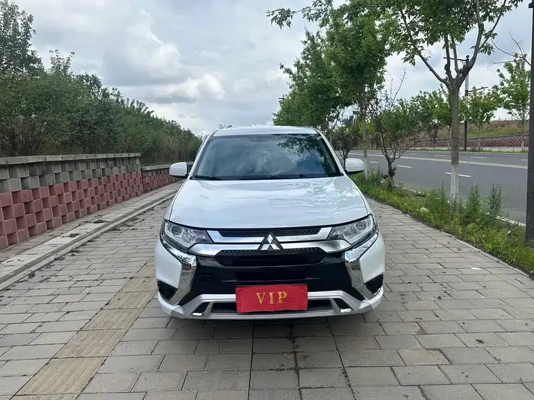 Mitsubishi Outlander 2.0 L 2 WD Smooth Travel 5-seat