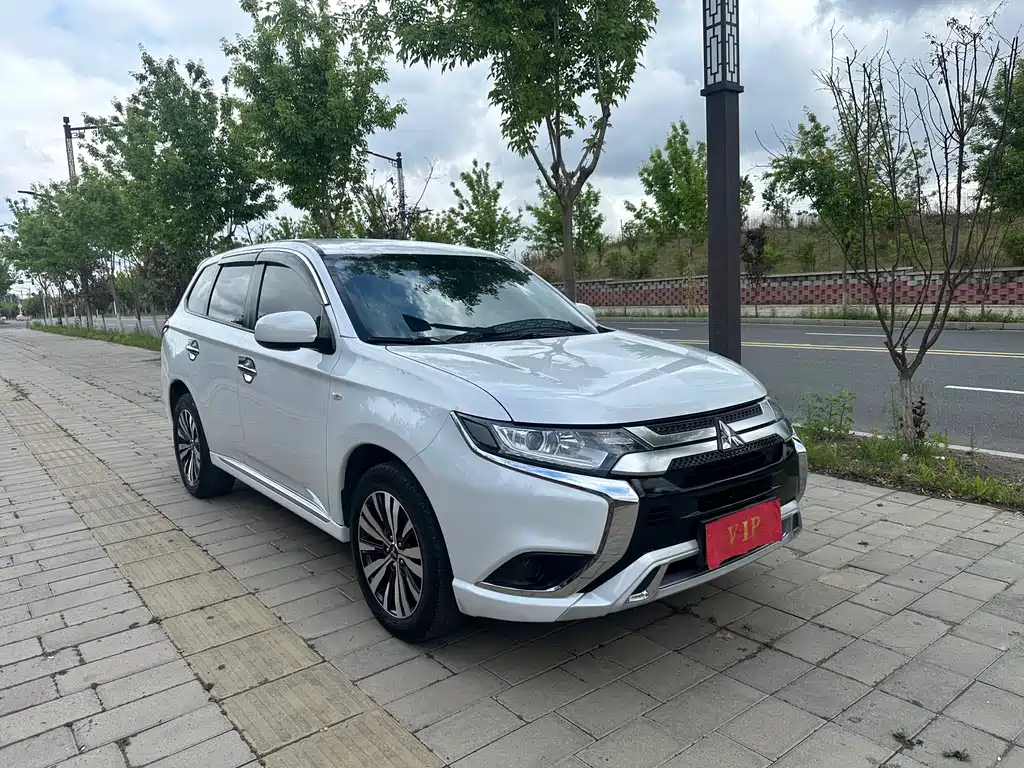 Outlander 2.0 L 2 WD Smooth Travel 5-seat