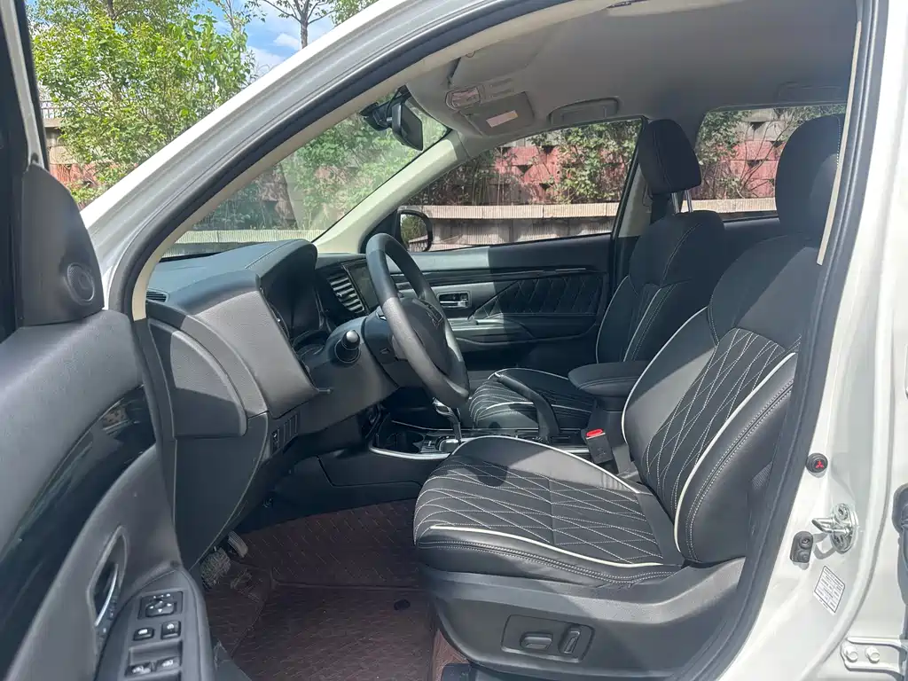 Outlander 2.0 L 2 WD Smooth Travel 5-seat