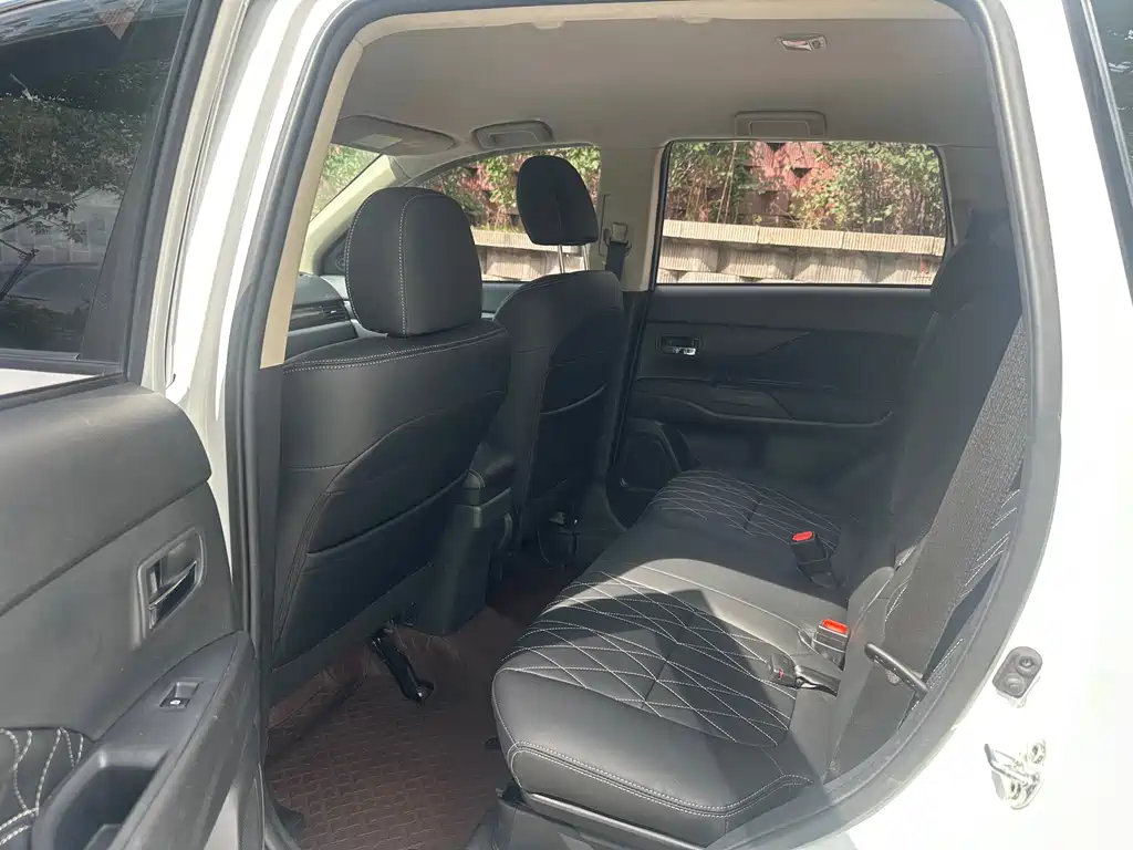 Outlander 2.0 L 2 WD Smooth Travel 5-seat