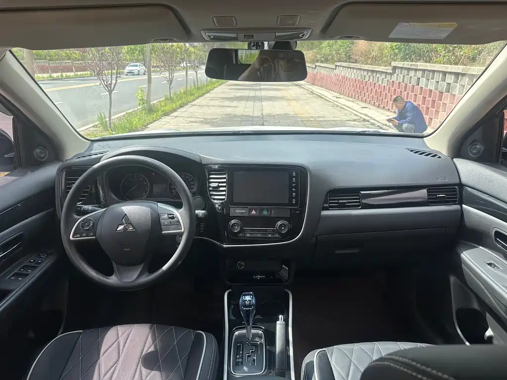 Outlander 2.0 L 2 WD Smooth Travel 5-seat