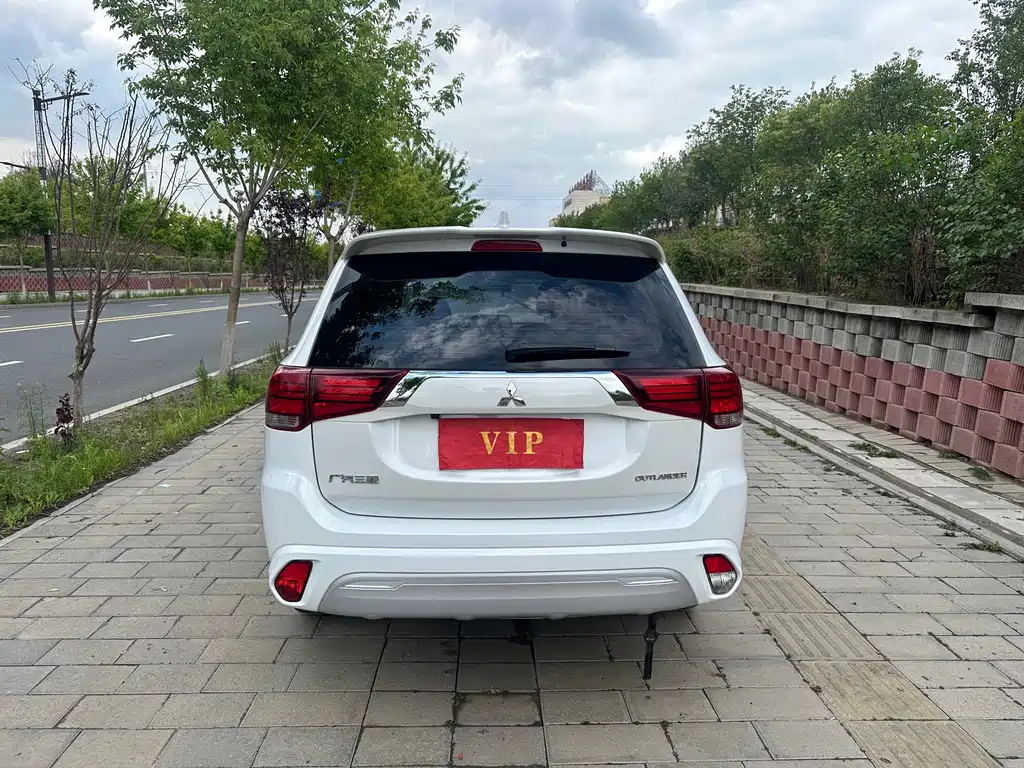 Outlander 2.0 L 2 WD Smooth Travel 5-seat