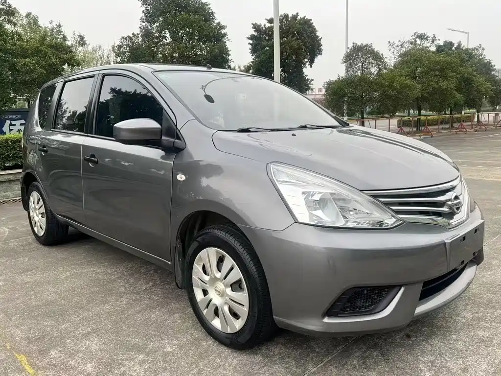 Livina 1.6 XE CVT Comfort