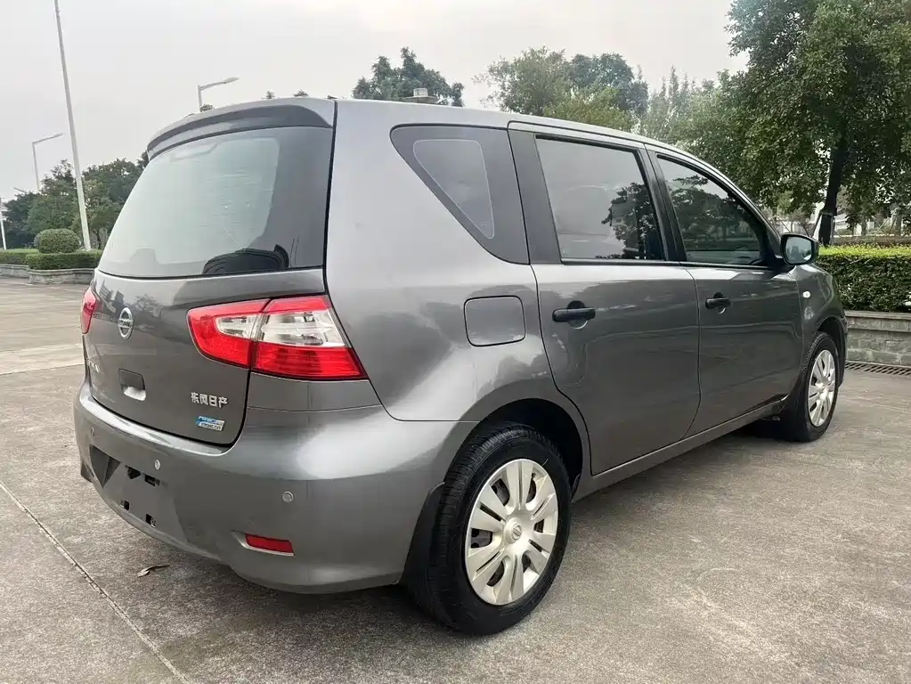 Livina 1.6 XE CVT Comfort