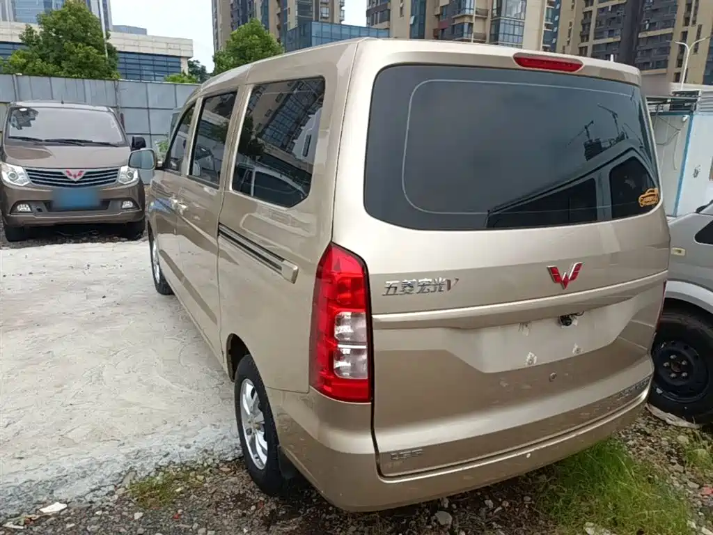 Wuling Hongguang V 1.5 L Power Enjoyment Electric Assist LAR