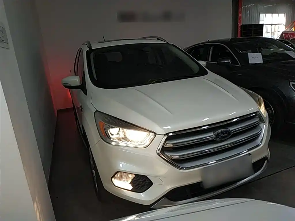 Kuga EcoBoost 180 2 WD Platinum Wing