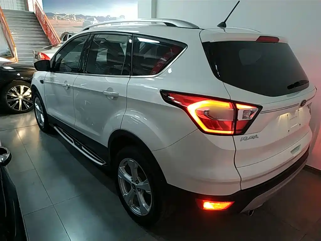 Kuga EcoBoost 180 2 WD Platinum Wing
