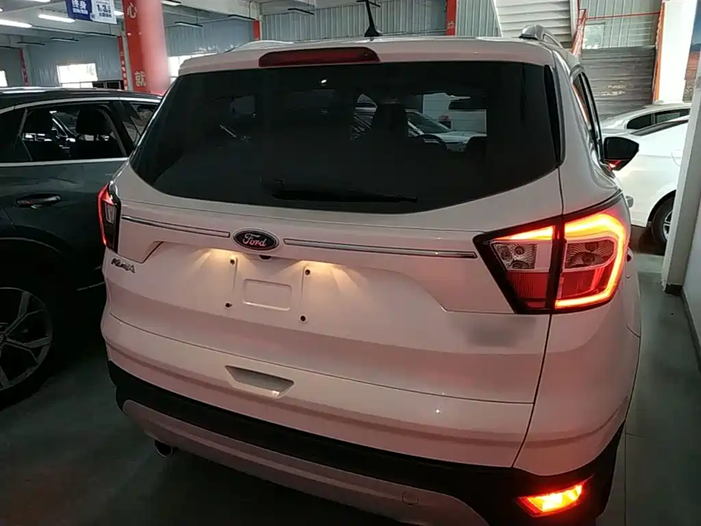 Kuga EcoBoost 180 2 WD Platinum Wing