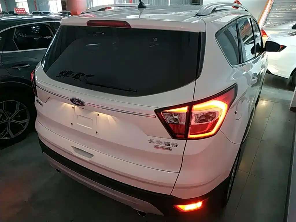 Kuga EcoBoost 180 2 WD Platinum Wing