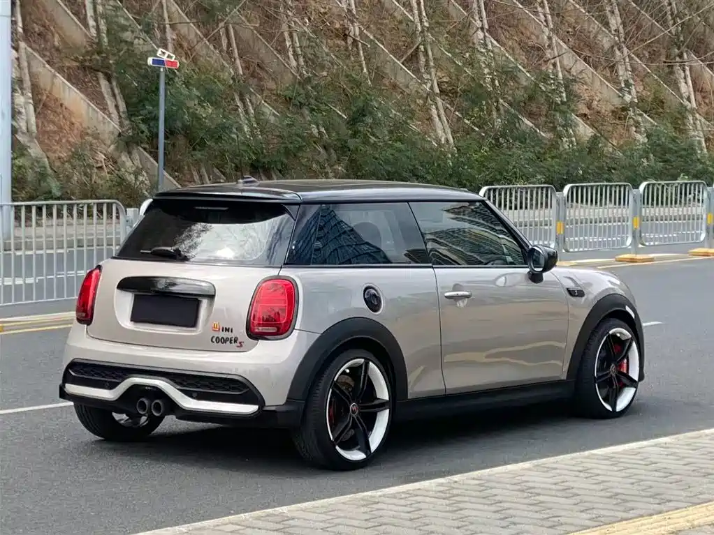 MINI 2.0 T COOPER S Artist