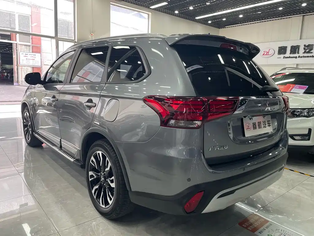 Outlander 2.0 L 2 WD Smooth Enjoyment 5-seat CN-VI