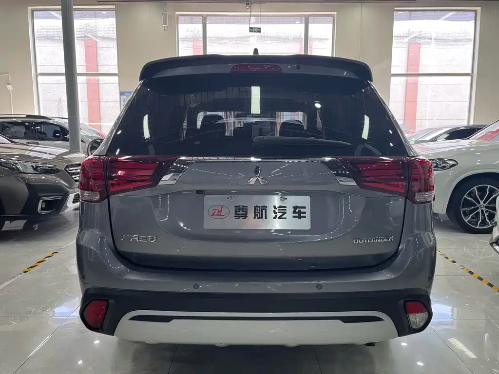 Outlander 2.0 L 2 WD Smooth Enjoyment 5-seat CN-VI