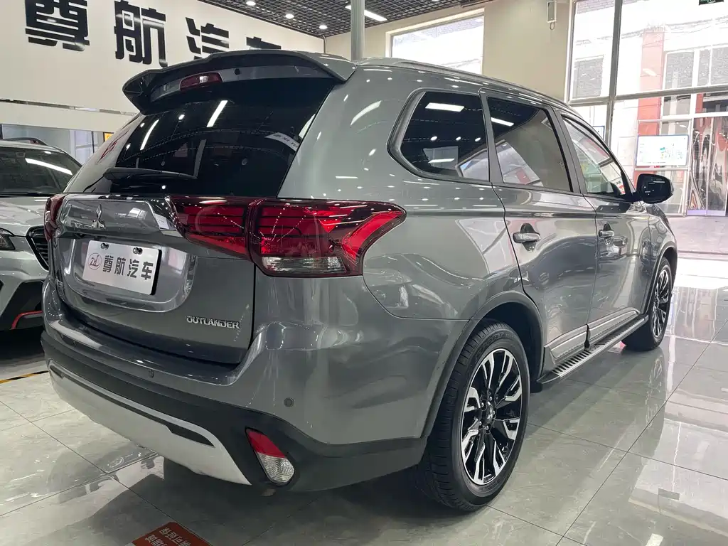 Outlander 2.0 L 2 WD Smooth Enjoyment 5-seat CN-VI