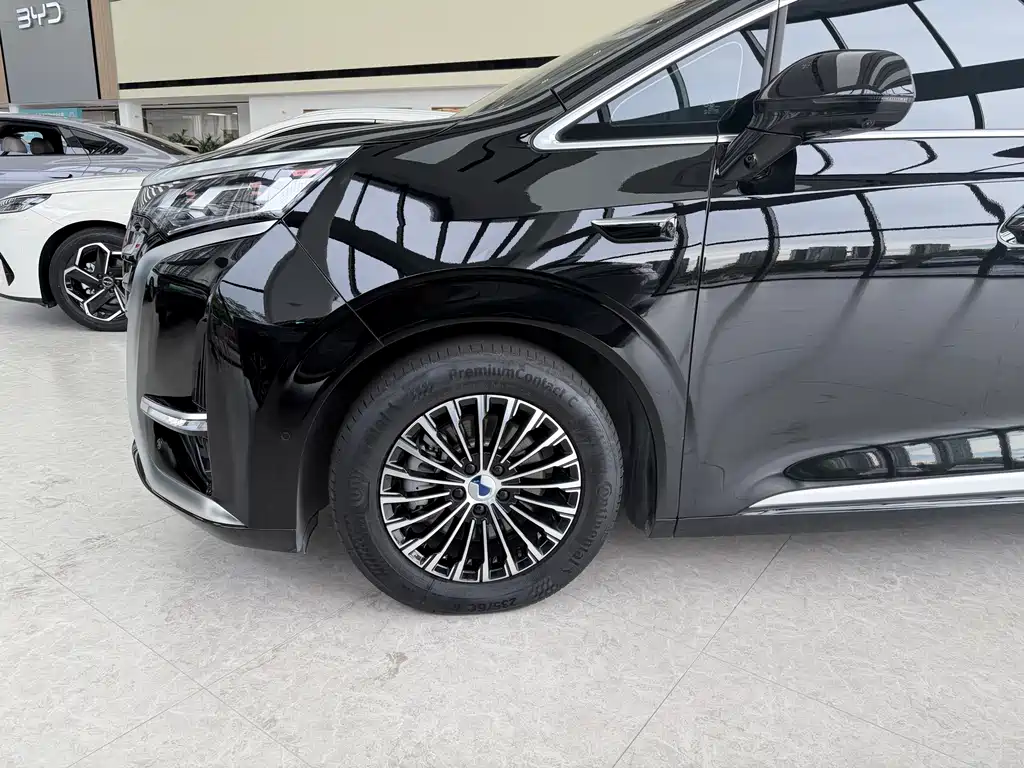 Denza D9 DM-i Smart Drive 1020 4 WD Flagship