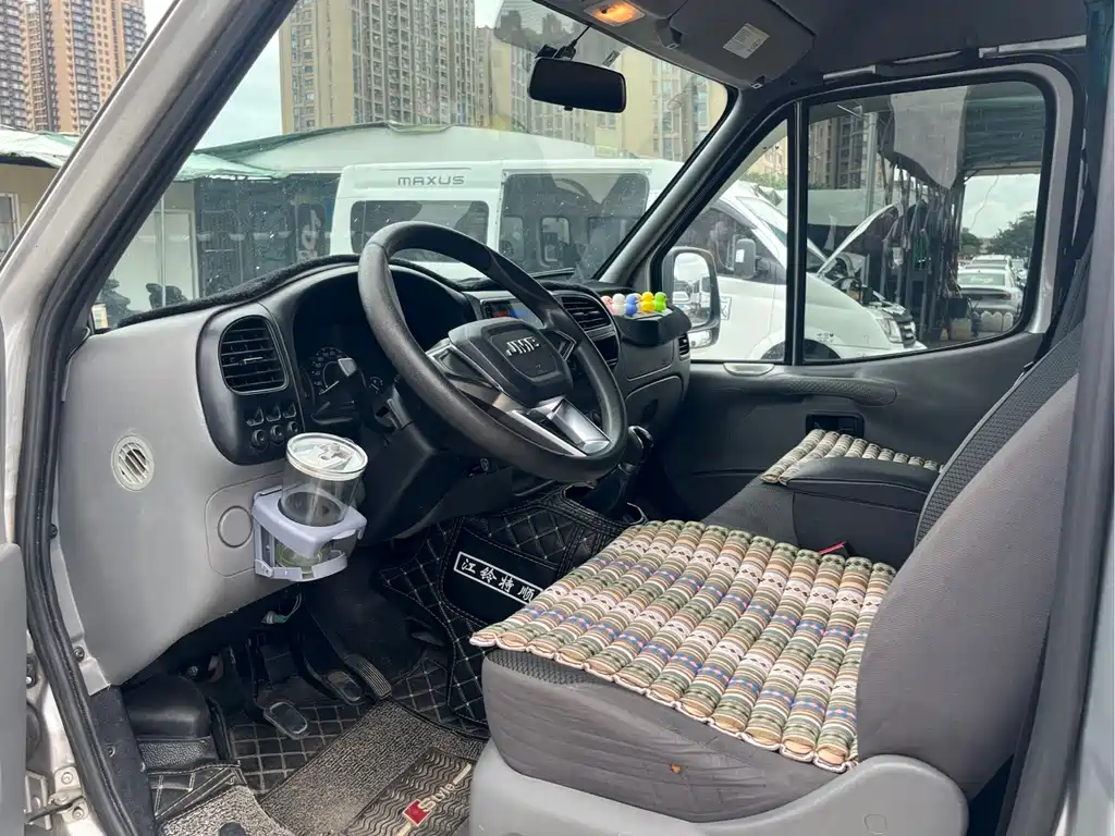 Transit Custom 2.8 T Commercial SWB Mid Roof 6 7 8-seatJX493