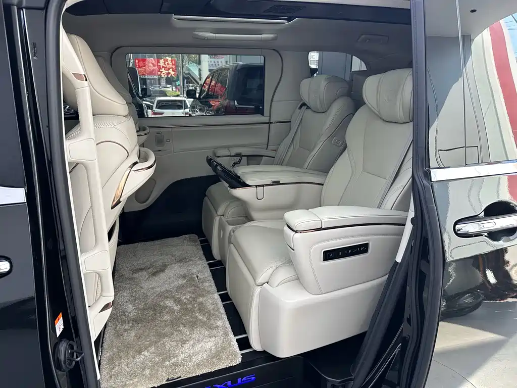Lexus LM 500 h 6-seat Supreme