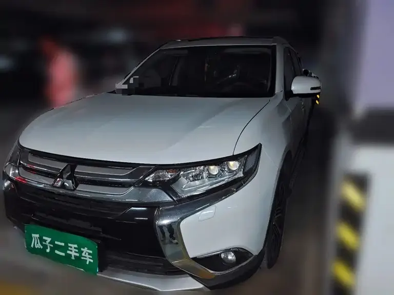 Mitsubishi Outlander 2.4 L 4 WD Luxury 7-seat