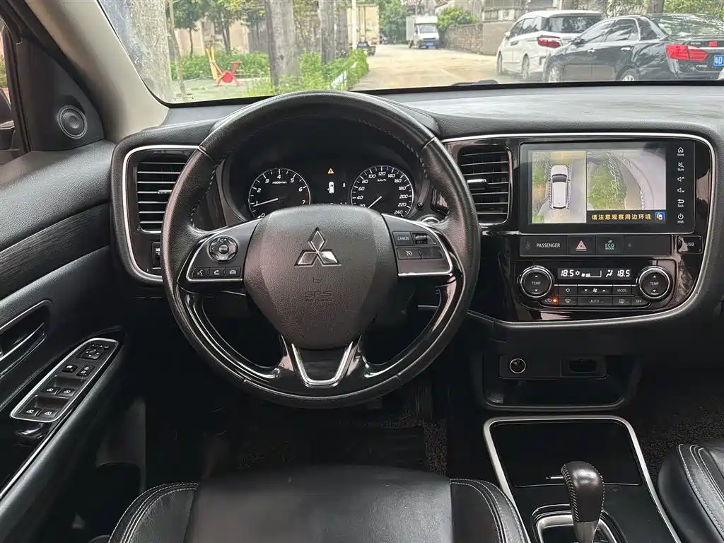 Outlander 2.0 L 2 WD Smooth Enjoyment 7-seat