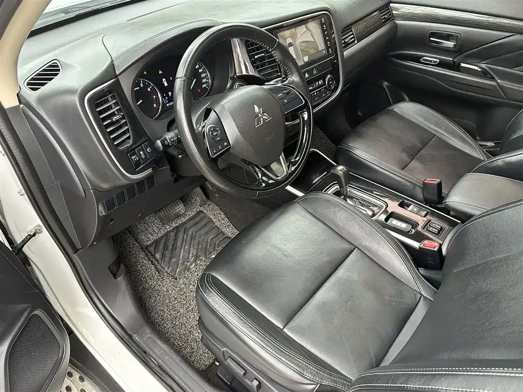 Outlander 2.0 L 2 WD Smooth Enjoyment 7-seat