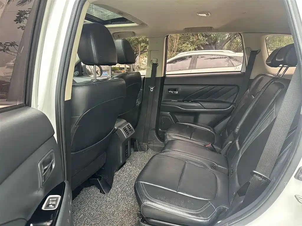 Outlander 2.0 L 2 WD Smooth Enjoyment 7-seat