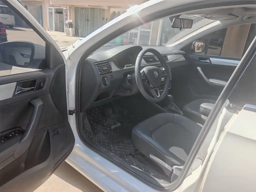 Rapid 1.5 L Auto Comfort Enjoyment