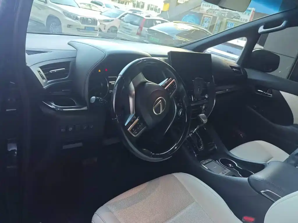 Lexus LM 300 h 4-seat Royal World