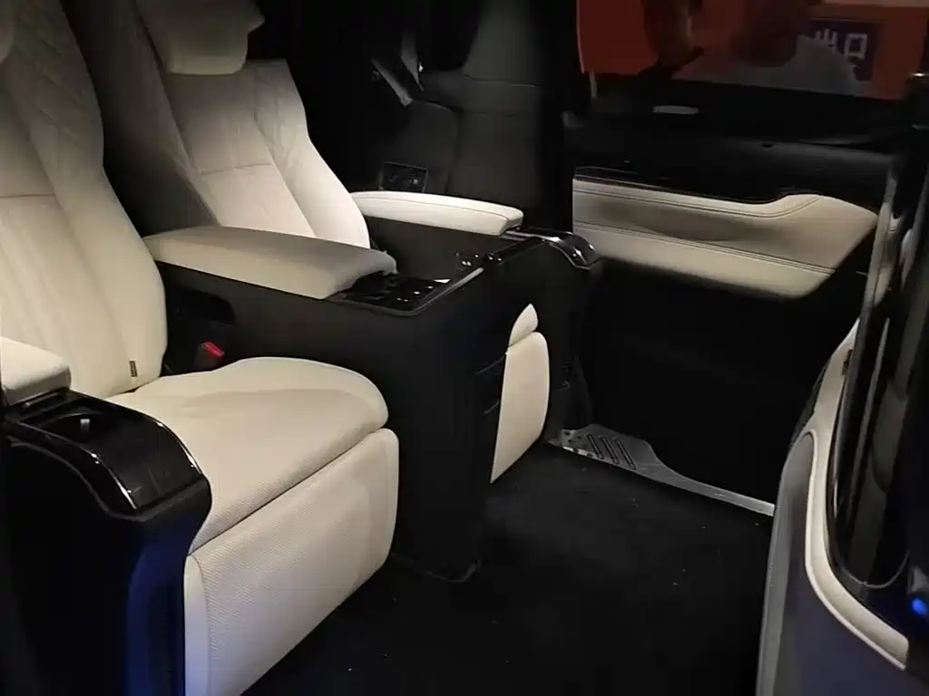 Lexus LM 300 h 4-seat Royal World